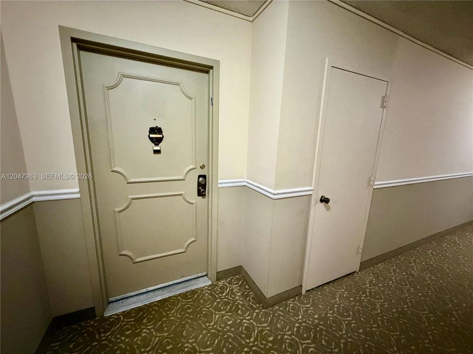 For Sale: $254,900 (1 beds, 1 baths, 982 Square Feet)