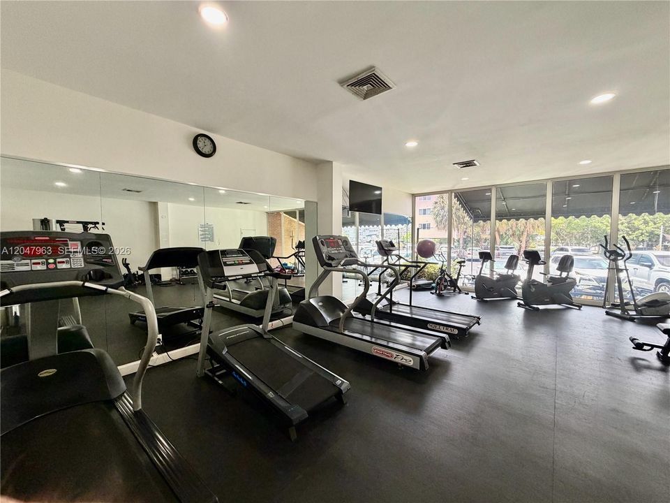 For Sale: $254,900 (1 beds, 1 baths, 982 Square Feet)