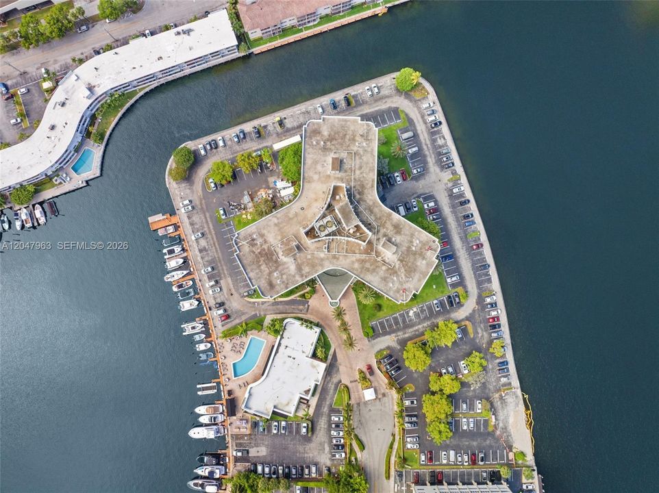 For Sale: $254,900 (1 beds, 1 baths, 982 Square Feet)