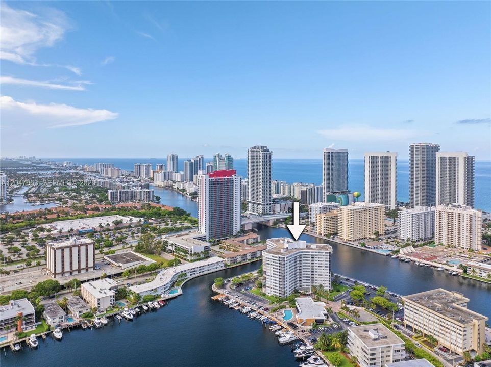 For Sale: $254,900 (1 beds, 1 baths, 982 Square Feet)
