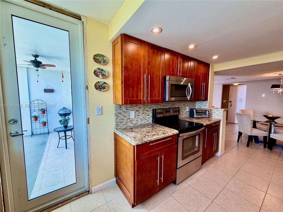 For Sale: $254,900 (1 beds, 1 baths, 982 Square Feet)