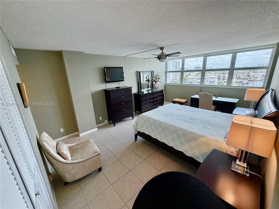 For Sale: $254,900 (1 beds, 1 baths, 982 Square Feet)