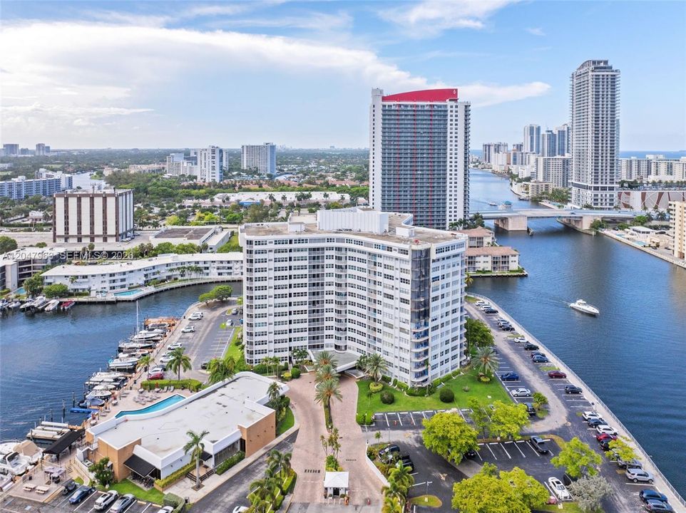 For Sale: $254,900 (1 beds, 1 baths, 982 Square Feet)