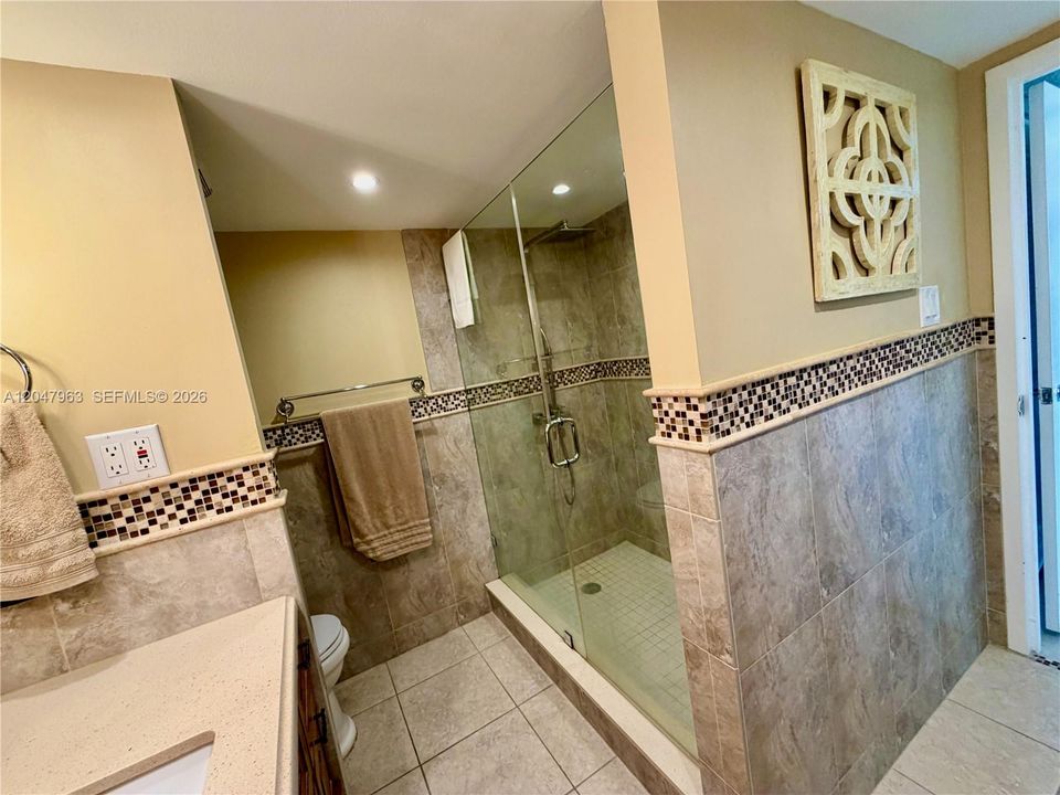 For Sale: $254,900 (1 beds, 1 baths, 982 Square Feet)