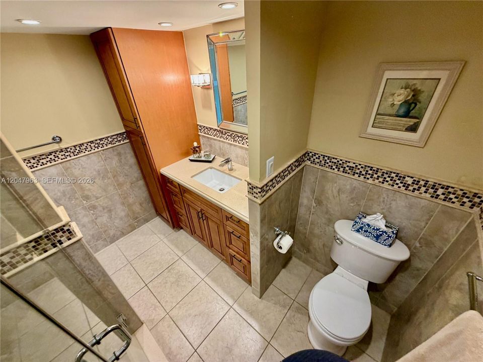 For Sale: $254,900 (1 beds, 1 baths, 982 Square Feet)