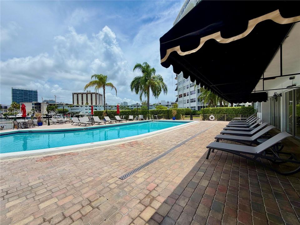 For Sale: $254,900 (1 beds, 1 baths, 982 Square Feet)