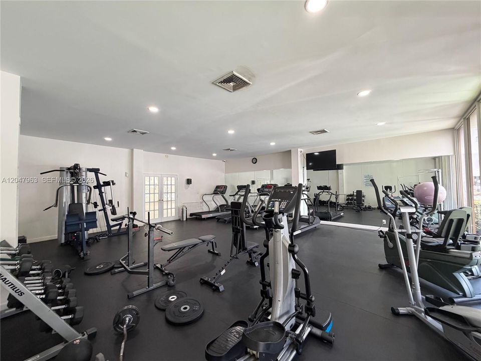 For Sale: $254,900 (1 beds, 1 baths, 982 Square Feet)