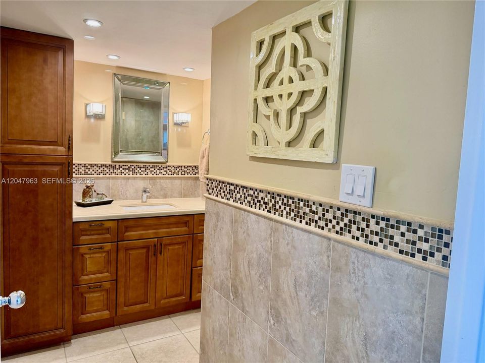 For Sale: $254,900 (1 beds, 1 baths, 982 Square Feet)