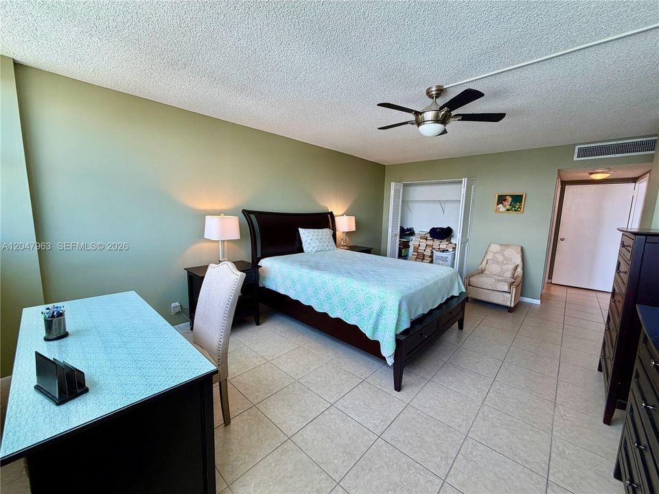 For Sale: $254,900 (1 beds, 1 baths, 982 Square Feet)