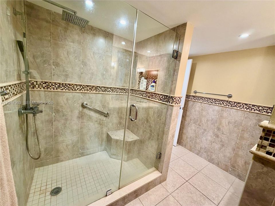 For Sale: $254,900 (1 beds, 1 baths, 982 Square Feet)