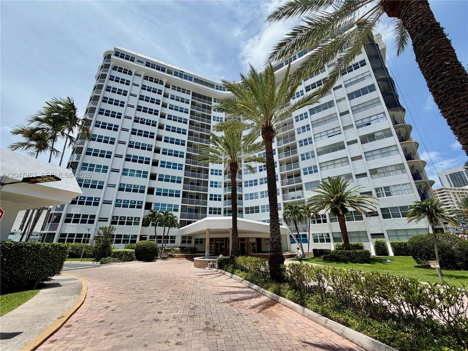 For Sale: $254,900 (1 beds, 1 baths, 982 Square Feet)