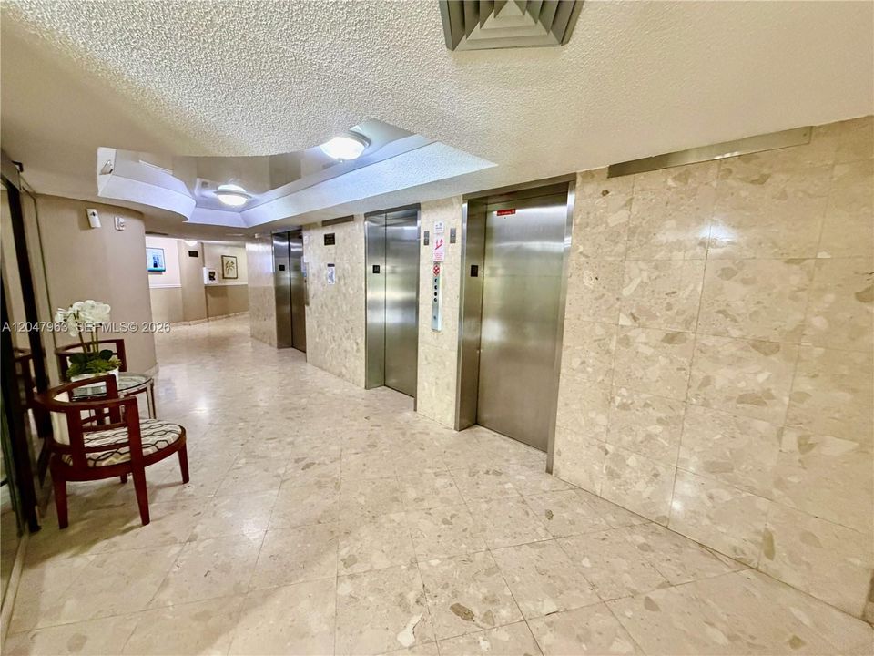 For Sale: $254,900 (1 beds, 1 baths, 982 Square Feet)