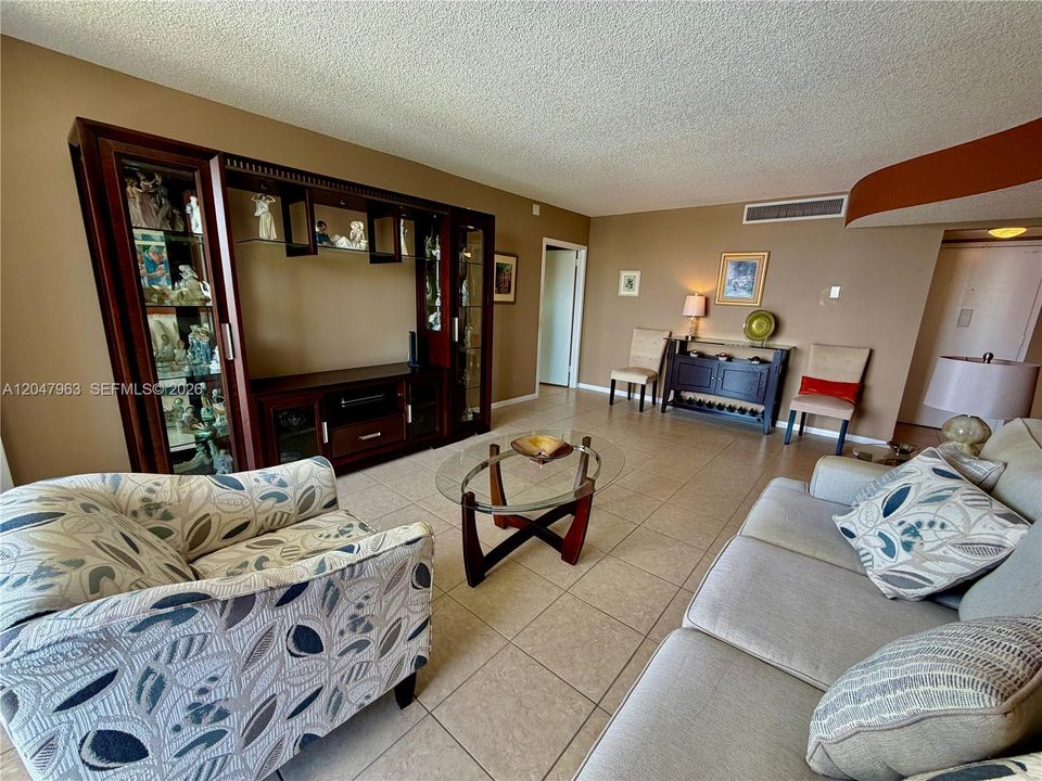 For Sale: $254,900 (1 beds, 1 baths, 982 Square Feet)