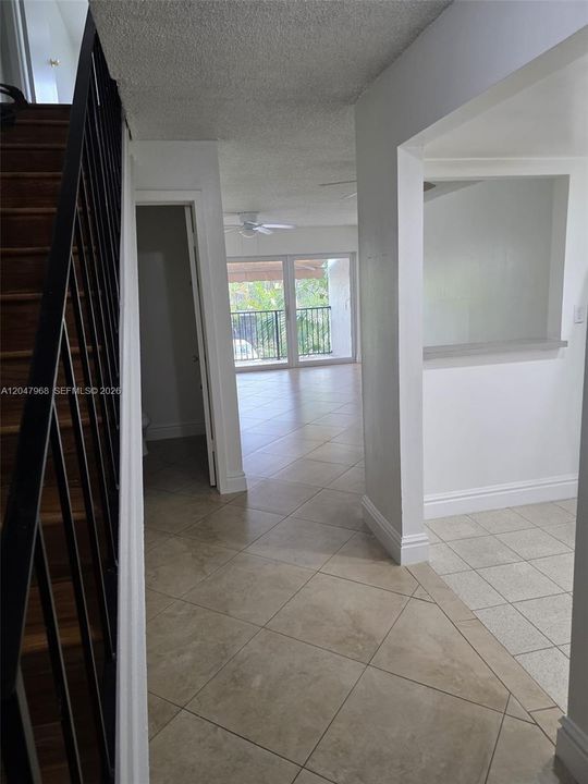 For Sale: $245,000 (1 beds, 1 baths, 922 Square Feet)