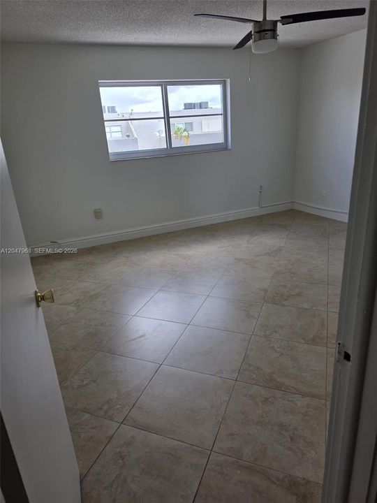 For Sale: $245,000 (1 beds, 1 baths, 922 Square Feet)