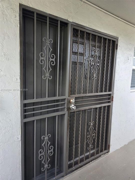 For Sale: $245,000 (1 beds, 1 baths, 922 Square Feet)