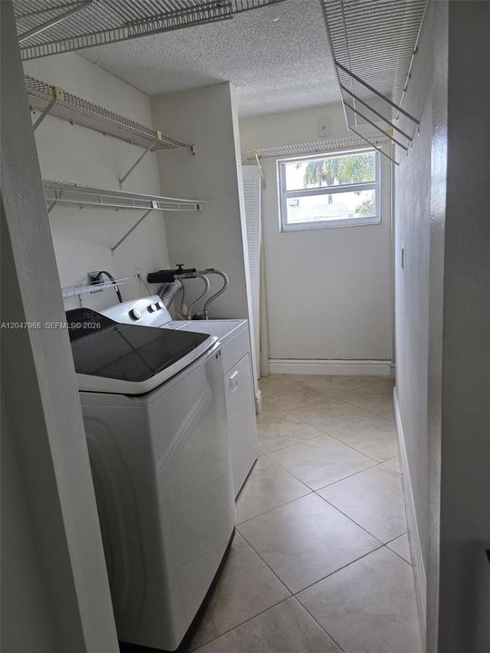 For Sale: $245,000 (1 beds, 1 baths, 922 Square Feet)