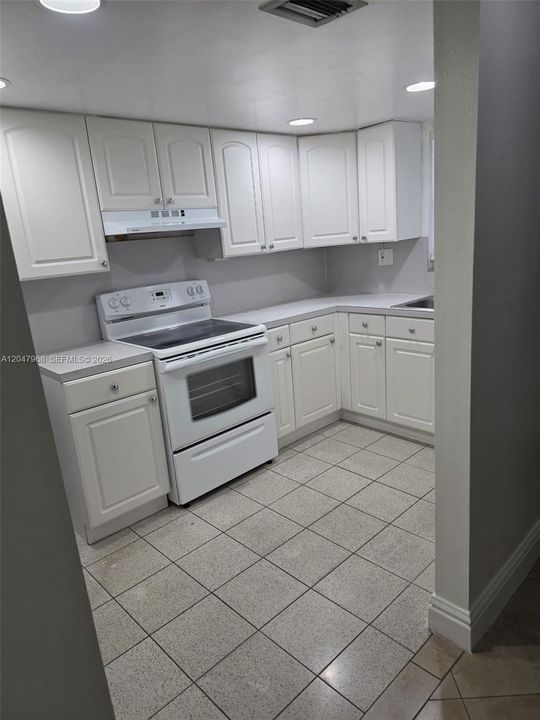 For Sale: $245,000 (1 beds, 1 baths, 922 Square Feet)