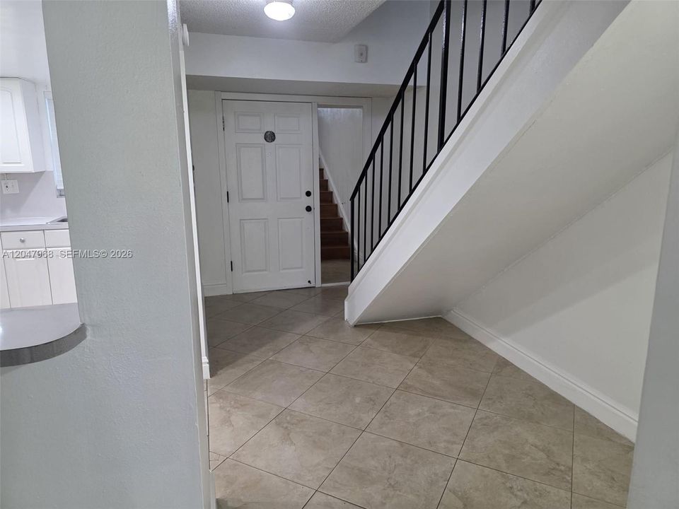 For Sale: $245,000 (1 beds, 1 baths, 922 Square Feet)