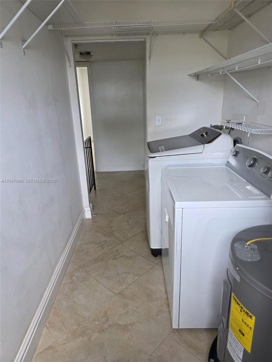 For Sale: $245,000 (1 beds, 1 baths, 922 Square Feet)