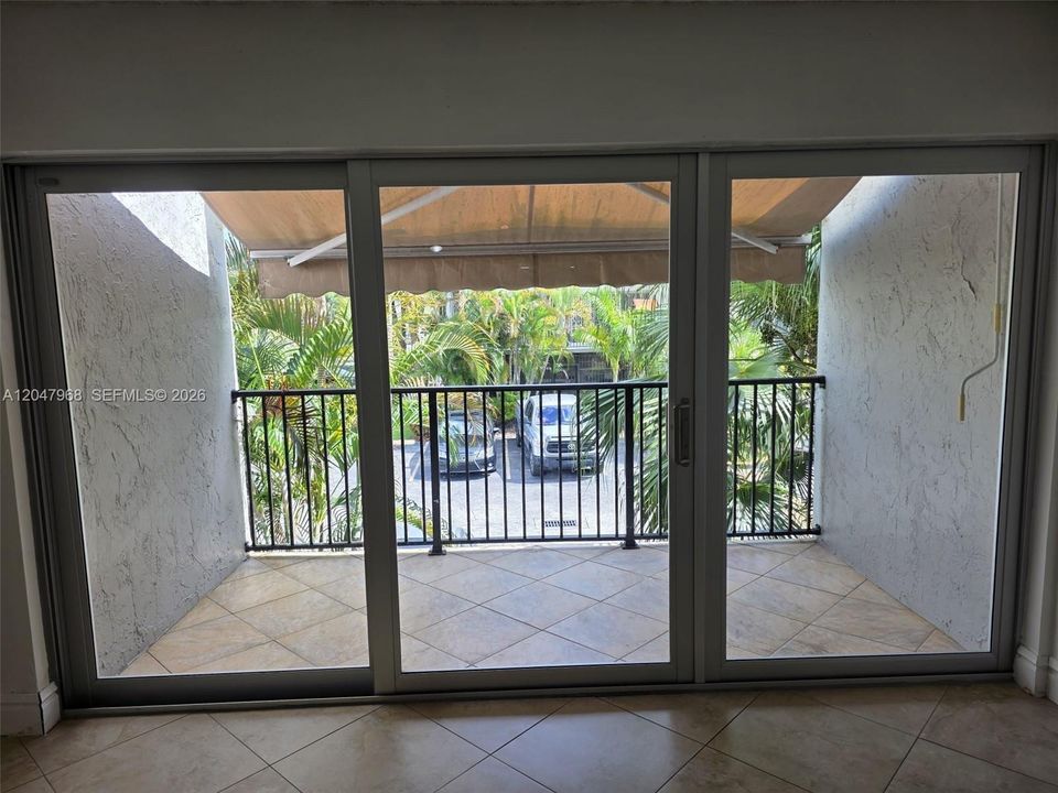 For Sale: $245,000 (1 beds, 1 baths, 922 Square Feet)