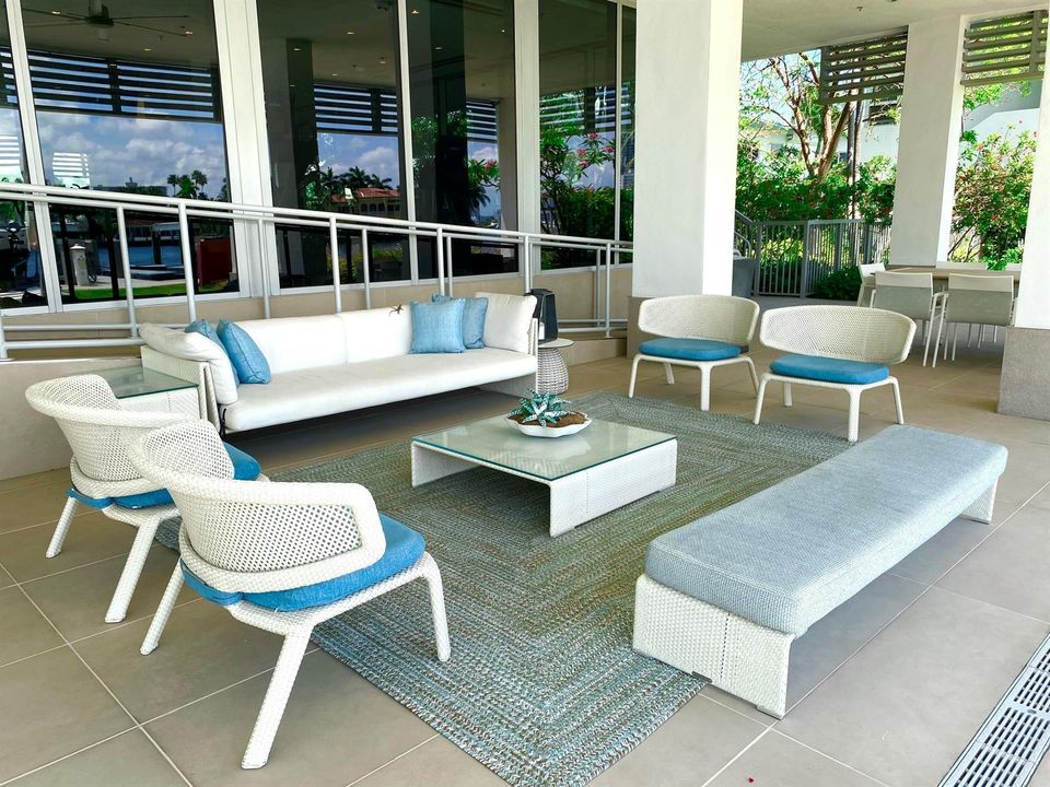 Multiple Outdoor Lounge Areas