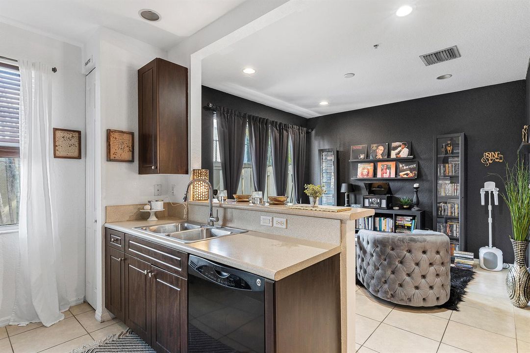 013-2851ProspectRoad-Unit506-FortLauderd