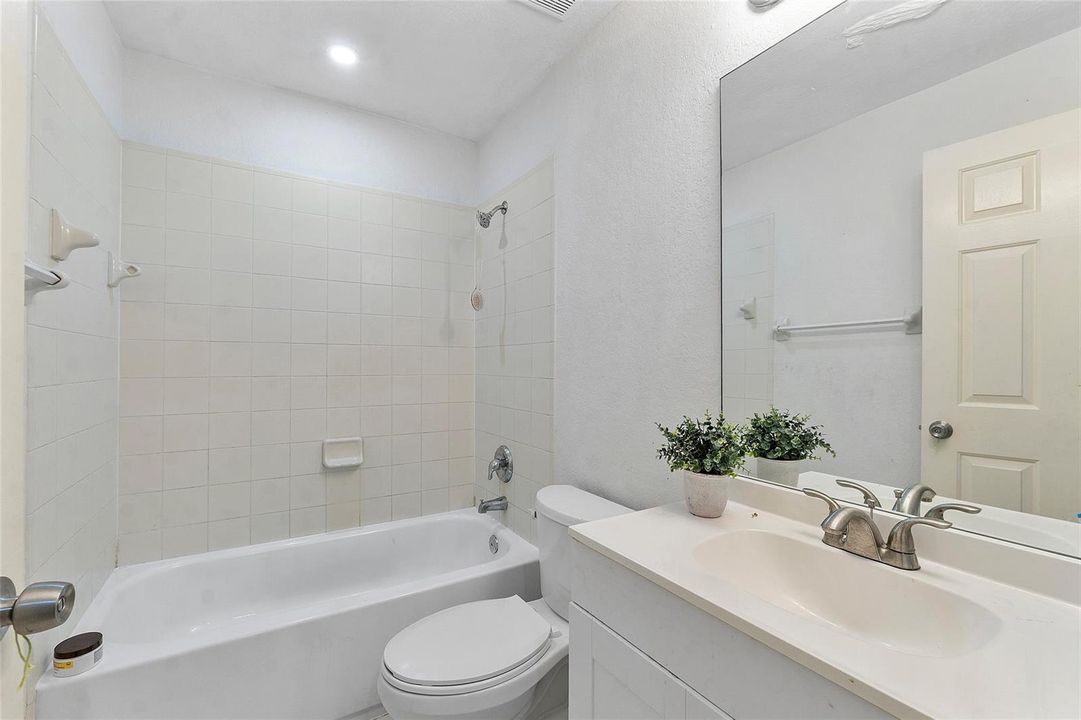 BATHROOM UPSTAIRS