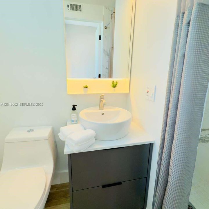 В аренду: $2,000 (1 спален, 1 ванн, 2032 Квадратных фут)