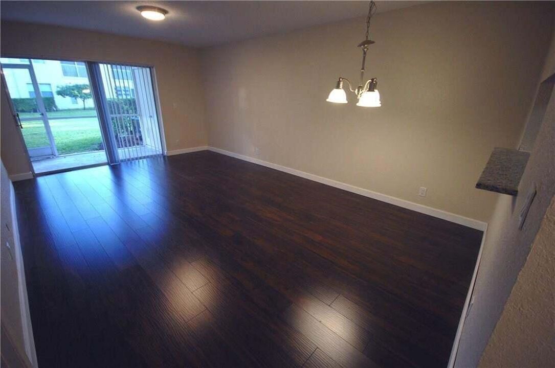 3071 living room, back screen patio