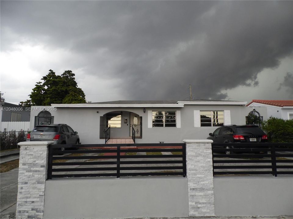 For Sale: $680,000 (5 beds, 3 baths, 1946 Square Feet)