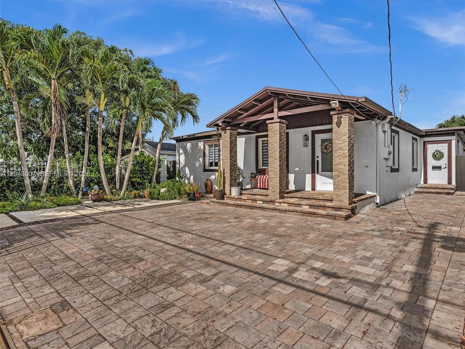 For Sale: $880,000 (3 beds, 2 baths, 1937 Square Feet)