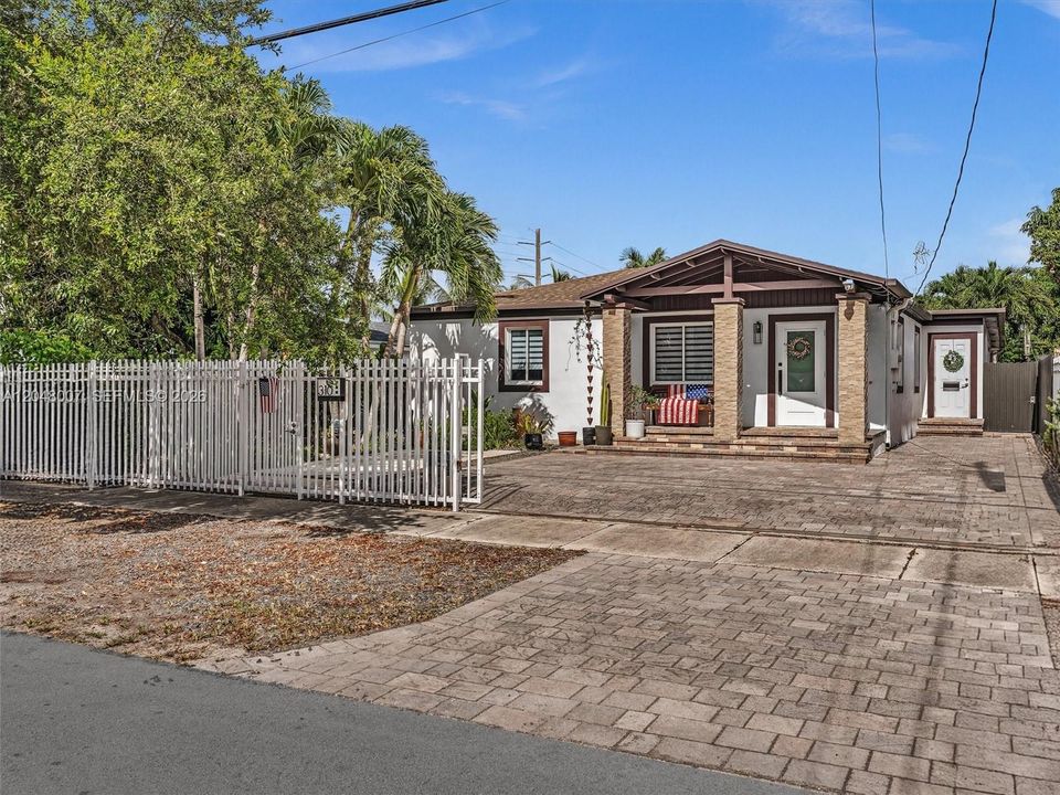 For Sale: $880,000 (3 beds, 2 baths, 1937 Square Feet)