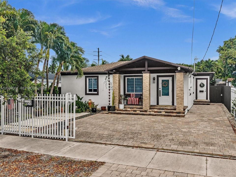 For Sale: $880,000 (3 beds, 2 baths, 1937 Square Feet)