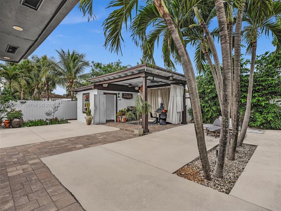 For Sale: $880,000 (3 beds, 2 baths, 1937 Square Feet)