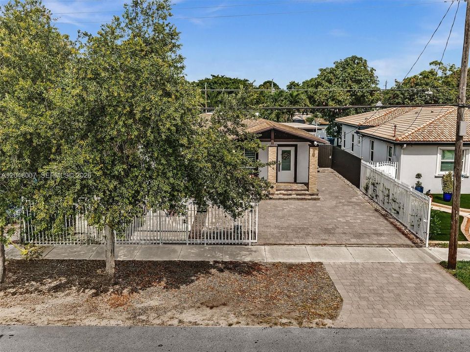 For Sale: $880,000 (3 beds, 2 baths, 1937 Square Feet)