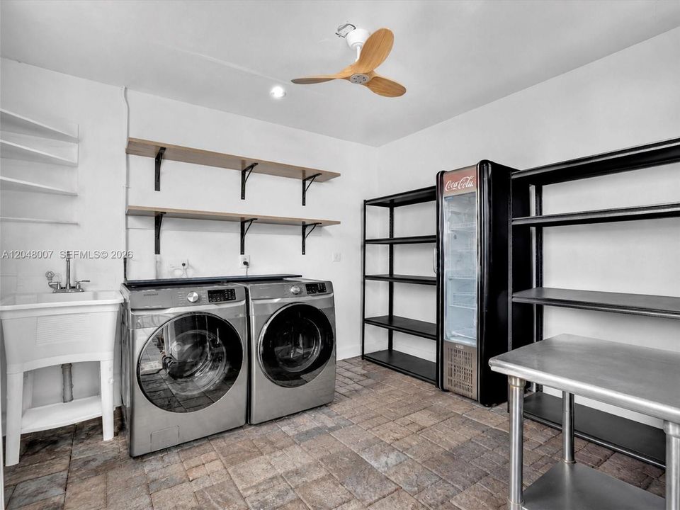 For Sale: $880,000 (3 beds, 2 baths, 1937 Square Feet)