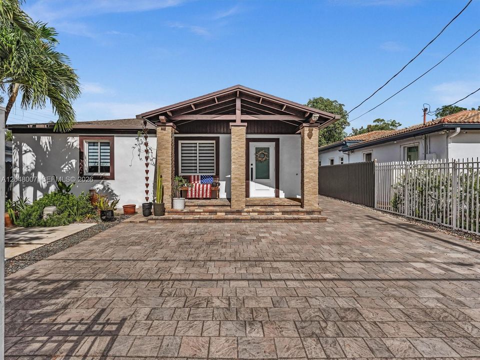 For Sale: $880,000 (3 beds, 2 baths, 1937 Square Feet)