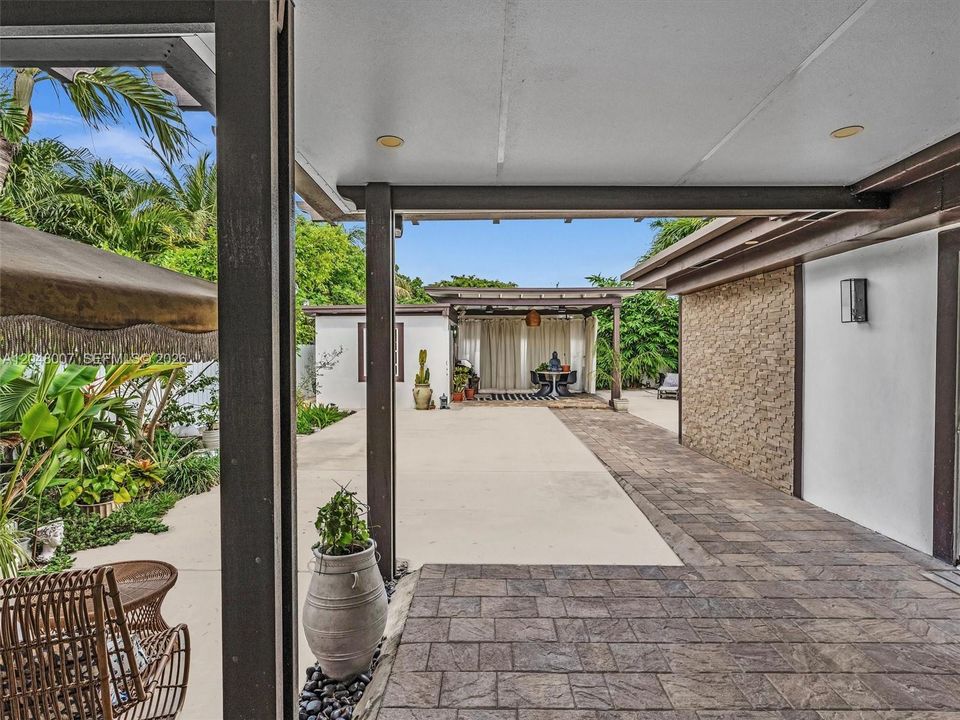 For Sale: $880,000 (3 beds, 2 baths, 1937 Square Feet)