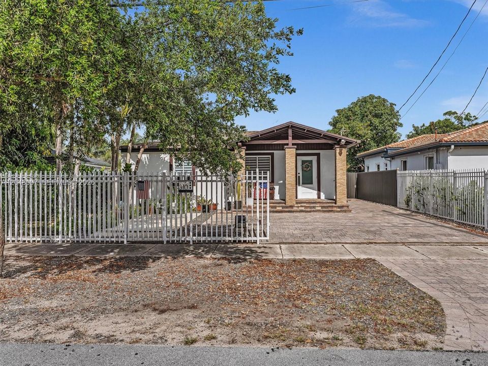 For Sale: $880,000 (3 beds, 2 baths, 1937 Square Feet)
