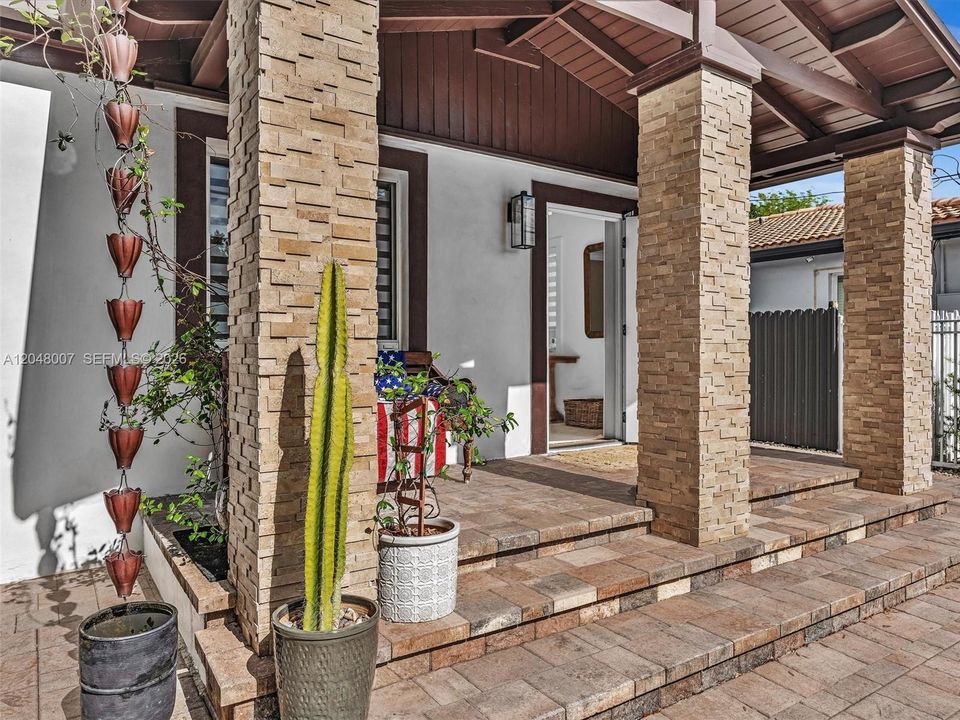 For Sale: $880,000 (3 beds, 2 baths, 1937 Square Feet)