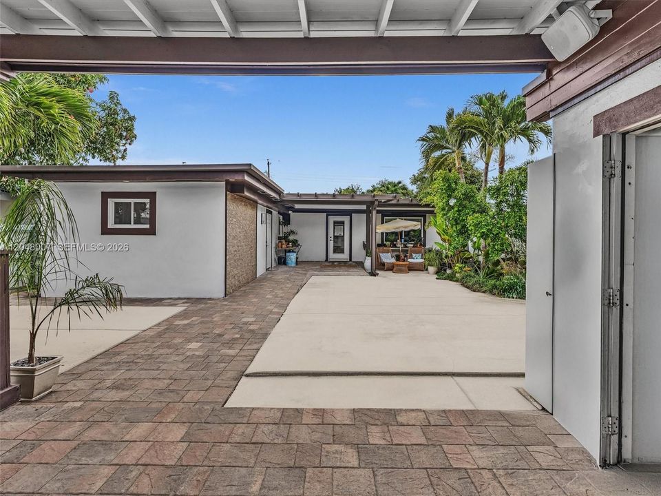 For Sale: $880,000 (3 beds, 2 baths, 1937 Square Feet)