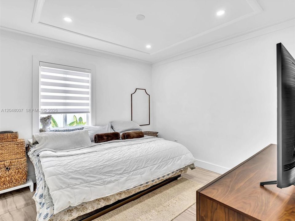 For Sale: $880,000 (3 beds, 2 baths, 1937 Square Feet)