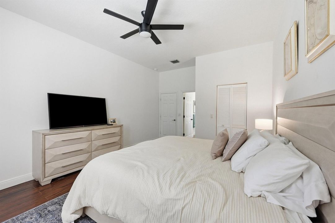 23_bedroom
