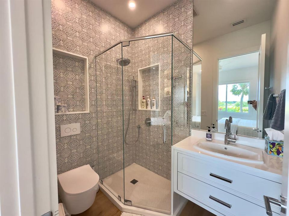 bathroom 4 en suite for bedroom 4 - main