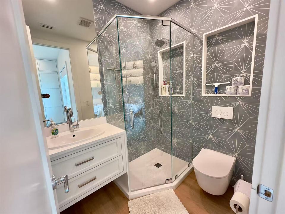 bathroom 2 en suite for bedroom 2 - main