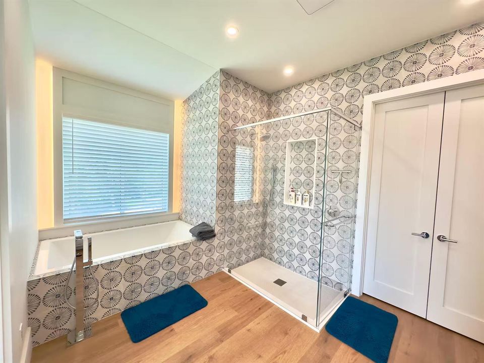 bathroom 5 en suite for primary bedroom