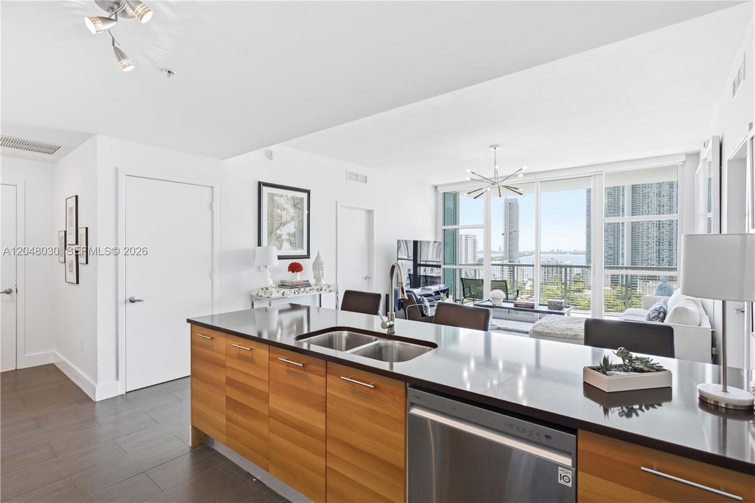 На продажу: $679,999 (2 спален, 2 ванн, 1142 Квадратных фут)