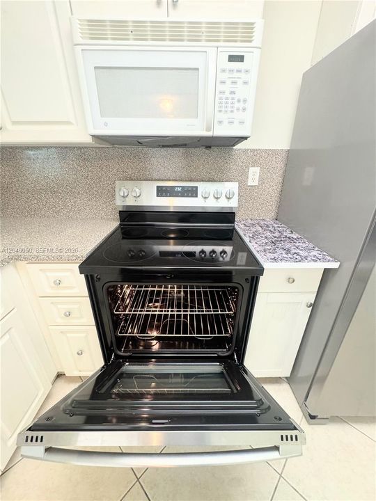 На продажу: $119,900 (2 спален, 2 ванн, 850 Квадратных фут)