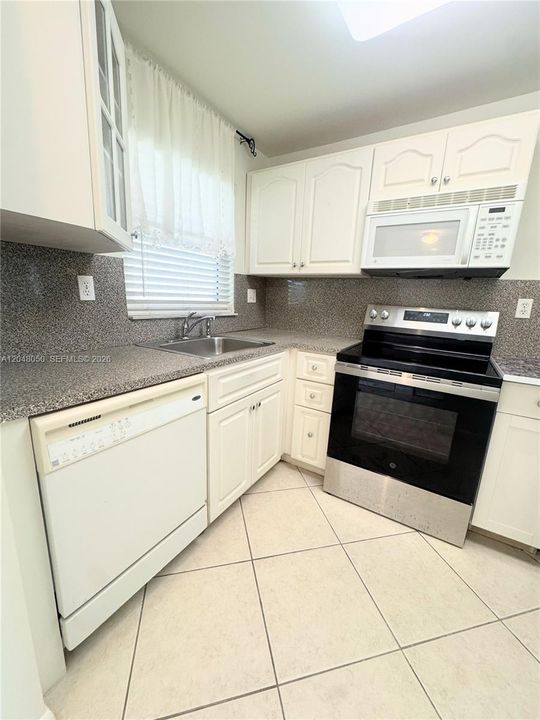 На продажу: $119,900 (2 спален, 2 ванн, 850 Квадратных фут)